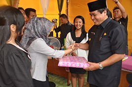 Gubernur HBA memberikan penghargaan kepada pelajar berprestasi